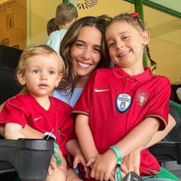 Ana Pinho with her children.